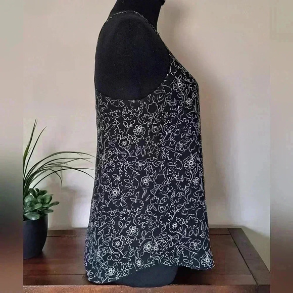 ❤️ RW&Co Sleeveless Blouse Floral Black and White Keyhole  Back Womens Size XS - Picture 2 of 10
